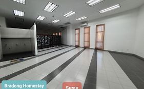 Bradong Homestay - Musllm Only, 3 Queen Bedrooms, Seaview, Infinity Pool, Gym, Near Drawbridge & Ktcc Mall